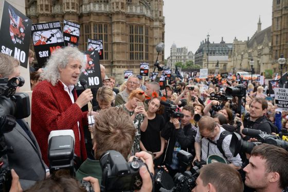 Brian May addressing protesters outside Parliament (photo courtesy of http://www.mirror.co.uk/news/uk-news/fox-hunting-protest-live-brian-6062539)
